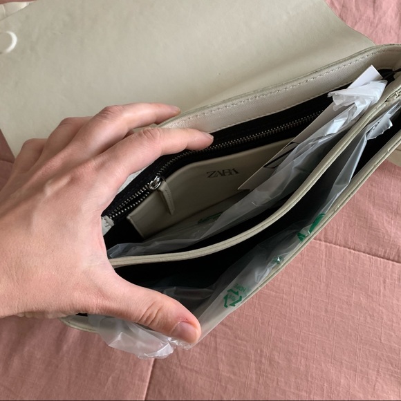 Minimalist leather crossbody bag - Picture 5 of 12